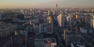 特大城市的日落。视频。美丽的城市景观，俯瞰摩天大楼。日落时分的现代城市顶视图