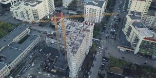 新的高层建筑正在施工中。视频。在城市的一个公寓建筑的顶视图