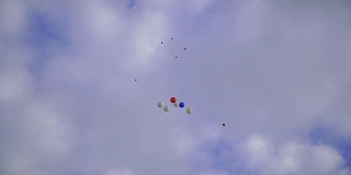 空气的气球。气球飞向天空
