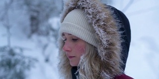 女孩在冬天爬山的慢镜头细节