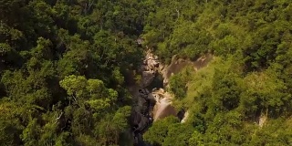 岩石河在热带森林和山区景观鸟瞰图。无人机在雨林中用大石头拍摄山河。从上面俯瞰野生自然景观