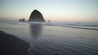 干草堆岩，加农海滩黎明摄影车拍摄了4K。UHD视频素材模板下载