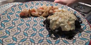 女士端菜:黑面、扇贝和蘑菇奶油酱