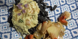 女士端菜:黑面、扇贝和蘑菇奶油酱