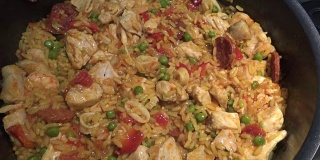 海鲜饭配米饭、海鲜:虾和贻贝在家烹制。