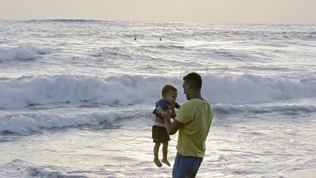 男人和小男孩在海滩上玩耍