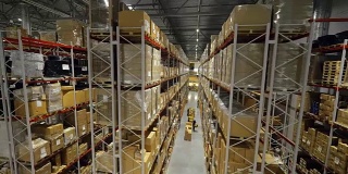 在生产车间的工业仓库高货架上的盒子无人机视图