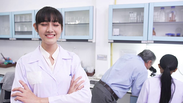 正面图:年轻女科学家在实验室的肖像