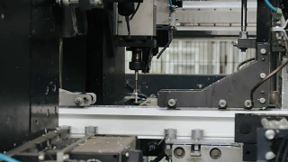 在生产门窗的塑料件上开孔的工业设备视频素材模板下载
