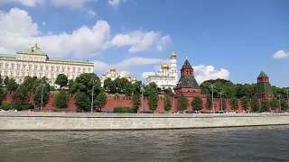 莫斯科河和克里姆林宫(日)，莫斯科，俄罗斯——莫斯科最受欢迎的观点。从旅游游船上拍摄视频素材模板下载