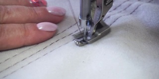 专业缝纫机，中年妇女的手