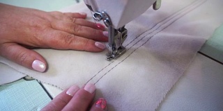 专业缝纫机，中年妇女的手
