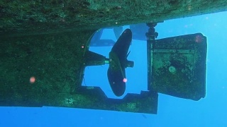 游艇舵和螺旋桨的水下视图视频素材模板下载
