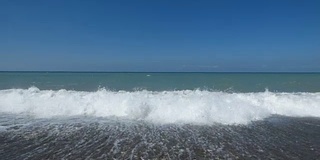 海景-海浪和泡沫拍在卵石上