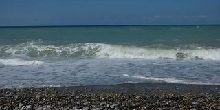 海景-海浪和泡沫拍在卵石上