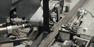工人在工厂的抛光机上手工加工金属零件