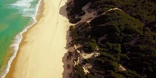 在澳大利亚海滩上用无人机的人