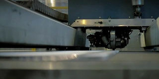 在生产厂的专业设备上近距离切割玻璃