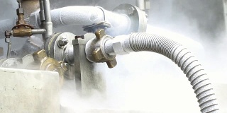 工业装置液氮泵的重型管道和管道连接。4K分辨率，