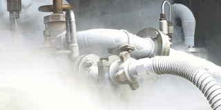 工业装置液氮泵的重型管道和管道连接。4K分辨率，