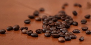 咖啡豆洒在桌子上