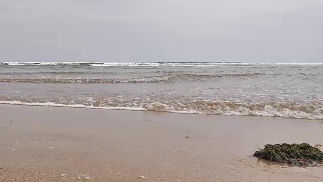 阿苏里亚斯市的希戎海滩在阴天里有棕色的沙子