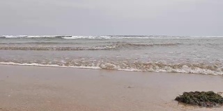 阿苏里亚斯市的希戎海滩在阴天里有棕色的沙子