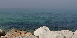 海浪拍打着海岸上的一块石头
