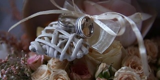 两个银质结婚戒指