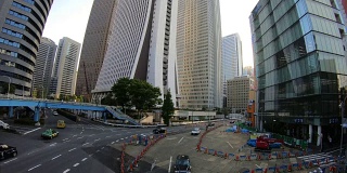 时间流逝在东京新宿的建筑街道上