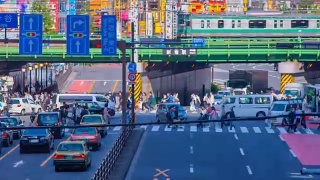 时间流逝在东京新宿的建筑街道上视频素材模板下载