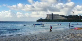 热带度假胜地的海滩游客