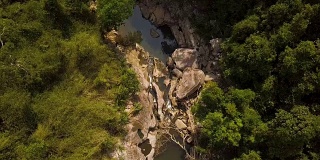 岩石河景观在山鸟瞰图。无人机空中拍摄的山河与大石头和绿色的森林