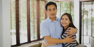 年轻的亚洲夫妇在爱的拥抱和享受一起花时间在家里