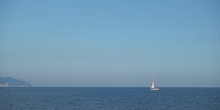 美丽的帆船漂浮在平静的海浪上。