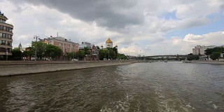 莫斯科(莫斯科)河堤，俄罗斯(日)。从旅游游船上拍摄