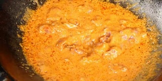 将猪肉与辣椒酱在平底锅中煎炸，制成泰国名菜Panang咖喱
