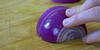 切一个紫色的洋葱