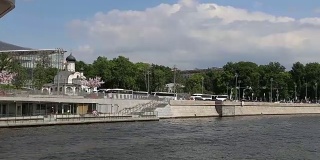 在莫斯科河莫斯科河堤上的扎里亚耶公园的浮桥，俄罗斯莫斯科。从旅游游船上拍摄