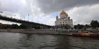 莫斯科河和基督救世主大教堂(天)，莫斯科，俄罗斯。从旅游游船上拍摄