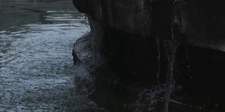 水滴从喷泉中落下的慢动作镜头