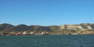 俄罗斯大型港口新罗西斯克，货物和石油码头。货船进港。