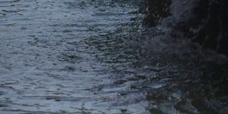 水滴从喷泉中落下的慢动作镜头