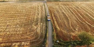 拖拉机在乡村公路上行驶