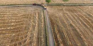 拖拉机在乡村公路上行驶