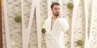 年轻有魅力的男人在一个豪华水疗中心休息白色长袍