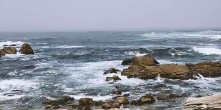 海浪撞击岩石海岸的航拍照片