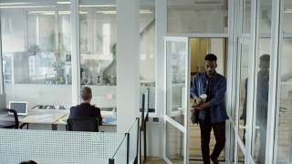 非裔美国人拿着咖啡走进办公室视频素材模板下载