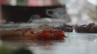 铁板烧师傅烹饪虾的慢动作镜头视频素材模板下载