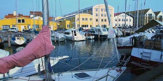 游艇和帆船停泊在哥本哈根港口，夏季旅游，欧洲小镇